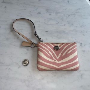 Vintage mini coach wristlet👛 
Pink and white animal print